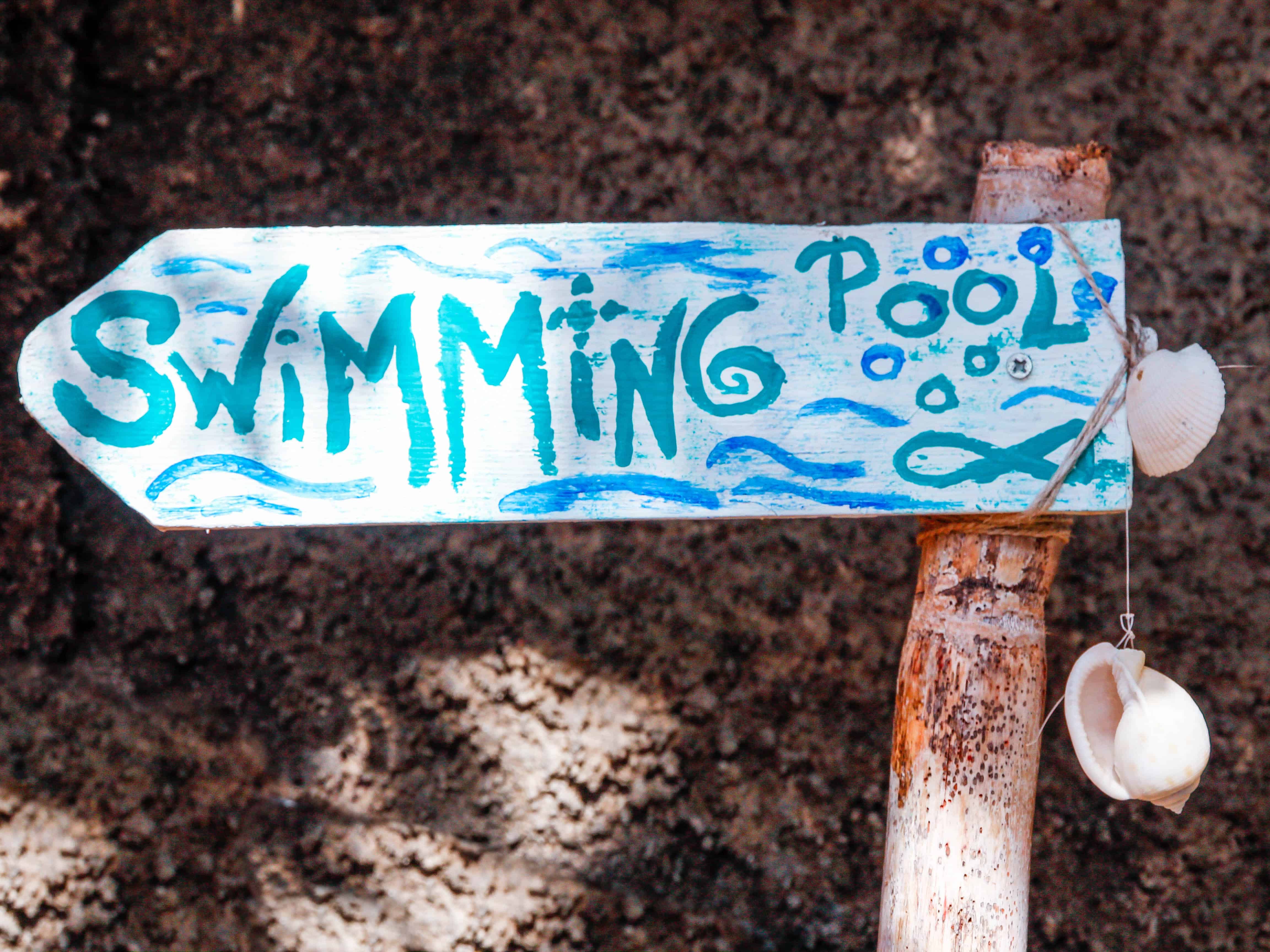 Creative swimming pool sign in La Palma, Canary Islands. Paradise home in La Palma, article by Kiss My Backpack at https://www.kissmybackpack.com/